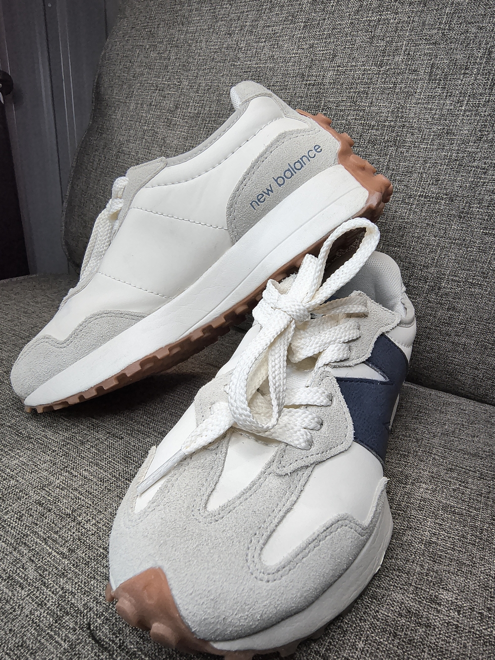New Balance 327 women's sneakers in a white and gray colorway - Picture 2 of 5